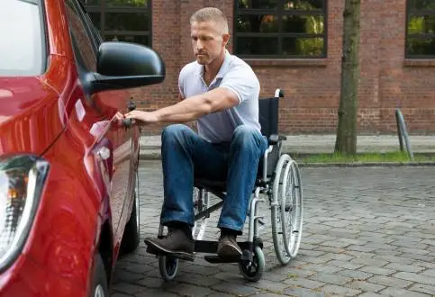 איש עם מוגבלות (כיסא גלגלים) נכנס לרכב נגיש